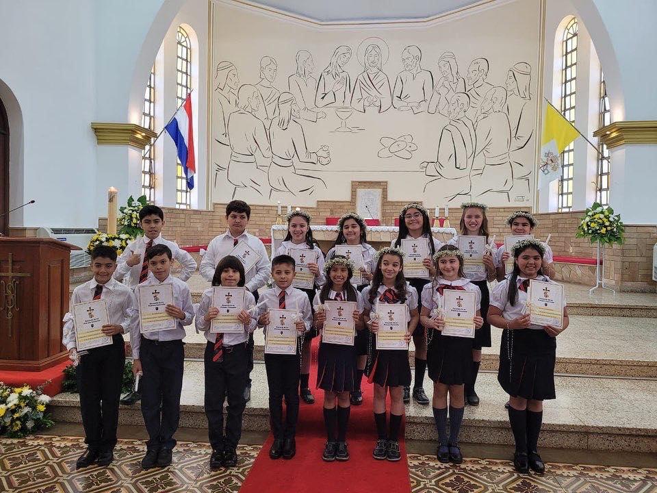 Los alumnos de Riogrande toman la primera comunión